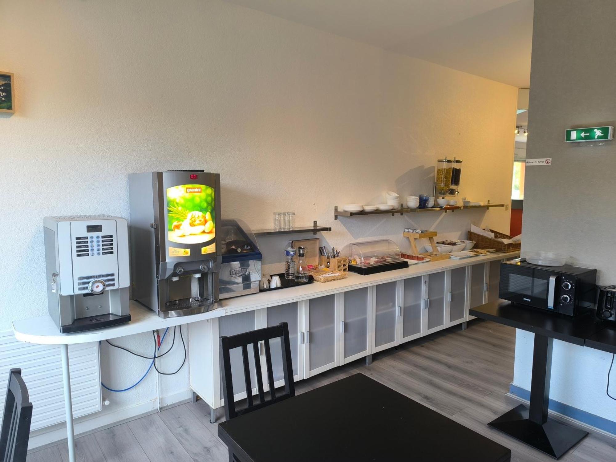 Adonis Lyon Est Hotel Artys Saint-Priest-en-Jarez Екстериор снимка