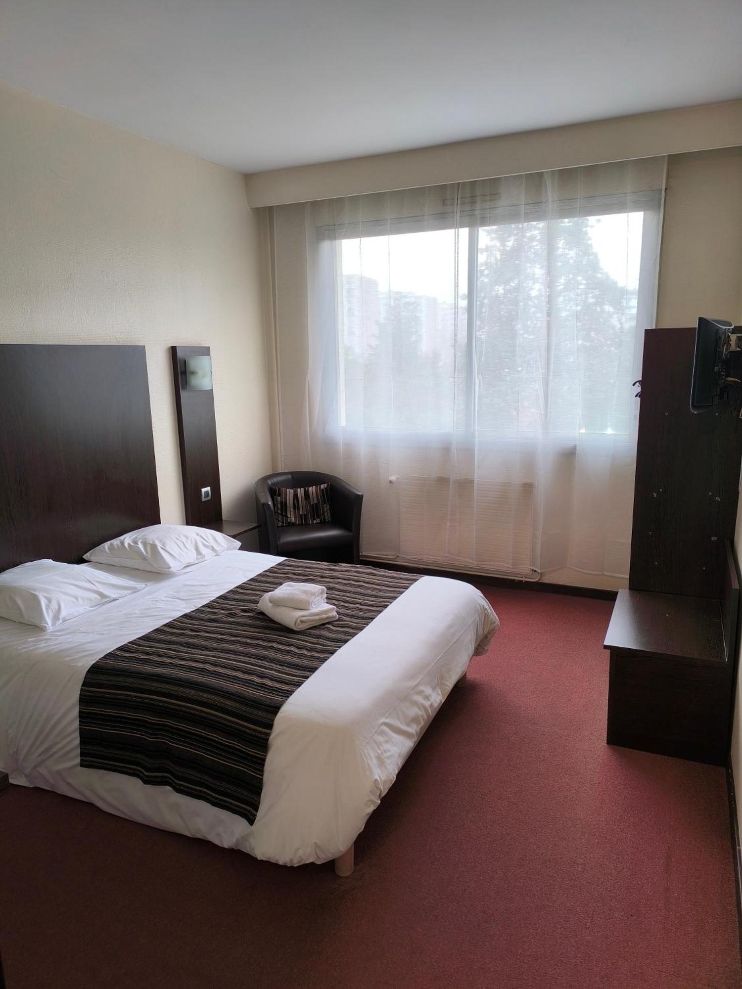 Adonis Lyon Est Hotel Artys Saint-Priest-en-Jarez Екстериор снимка