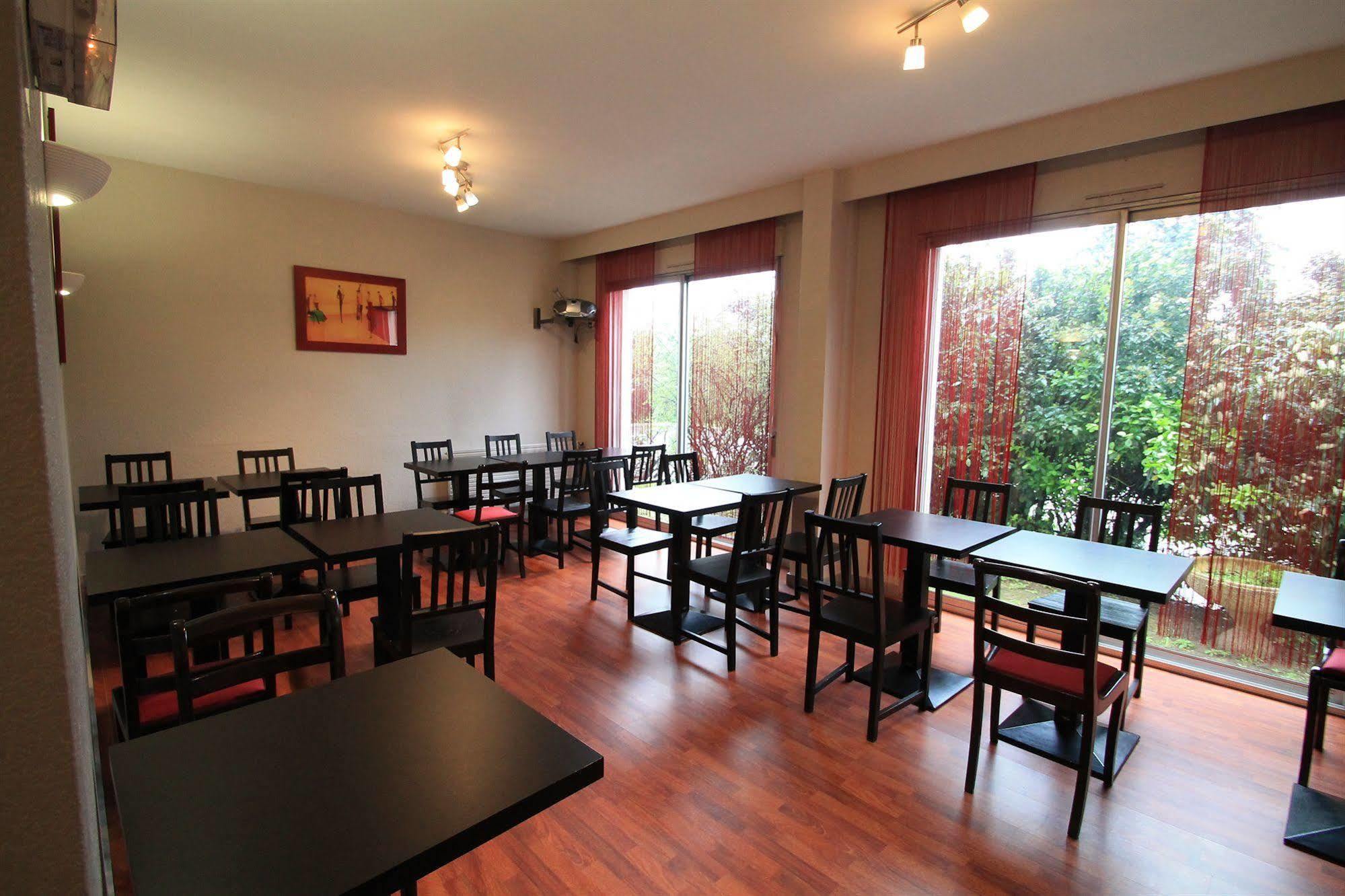 Adonis Lyon Est Hotel Artys Saint-Priest-en-Jarez Екстериор снимка